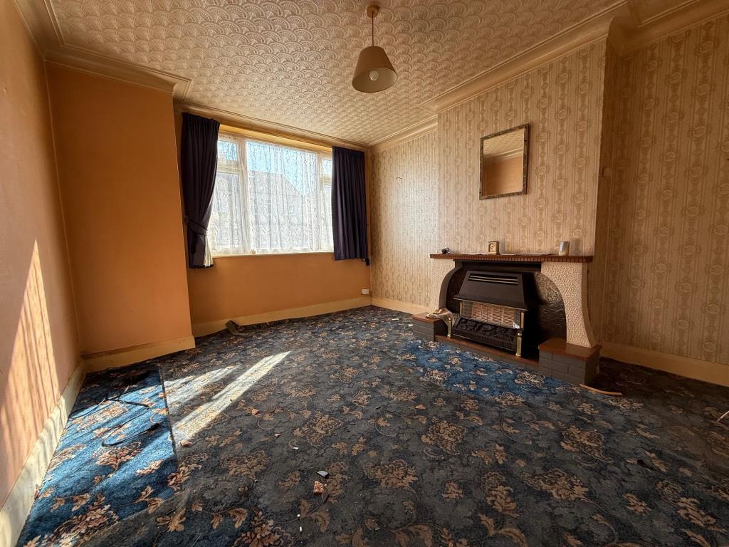 Lot: 109 - THREE-BEDROOM TERRACE HOUSE FOR IMPROVEMENT AND REFURBISHMENT - Reception room with window to front aspect